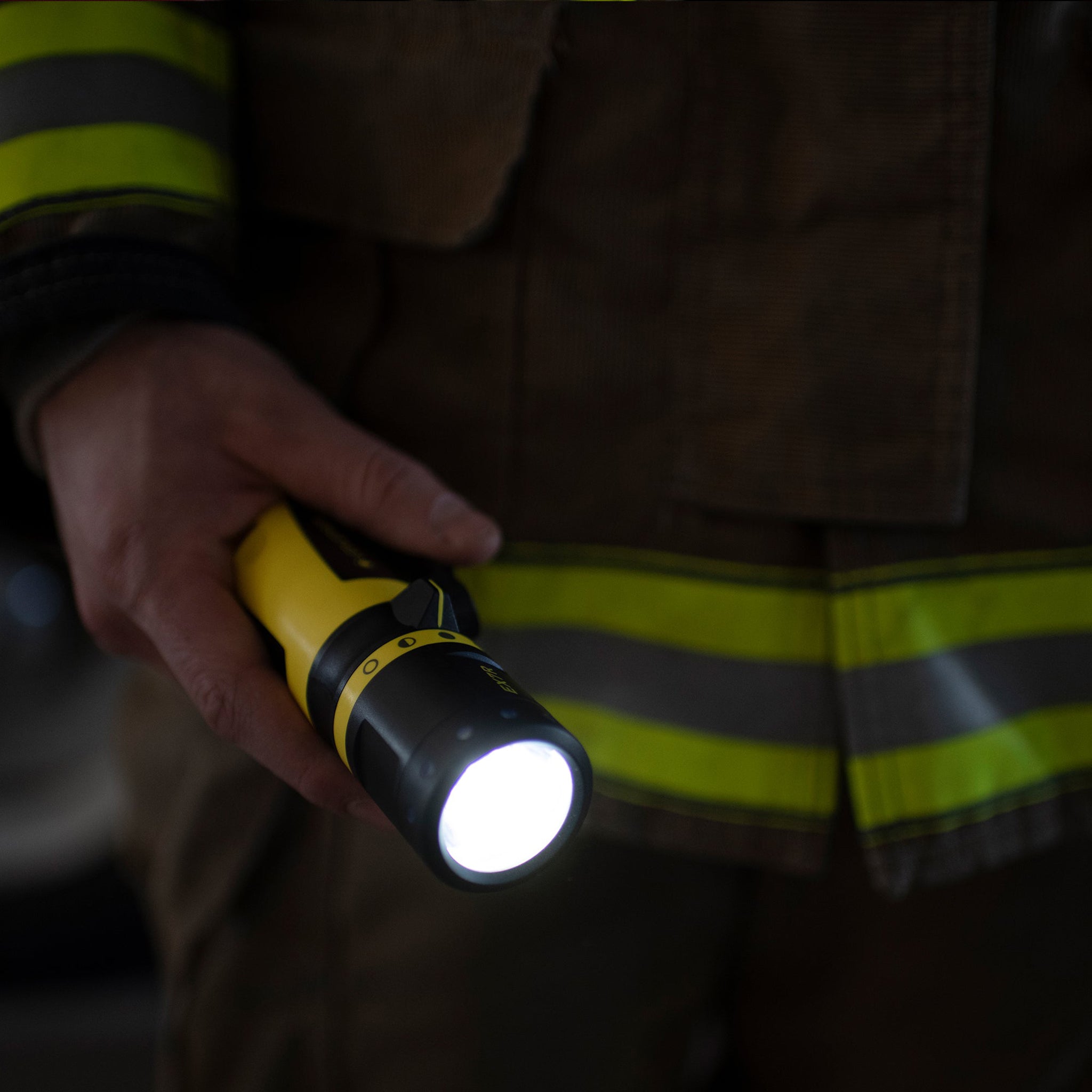 EX7R Torch | 220 Lumens | 140m Range | 45h Runtime | Rechargeable